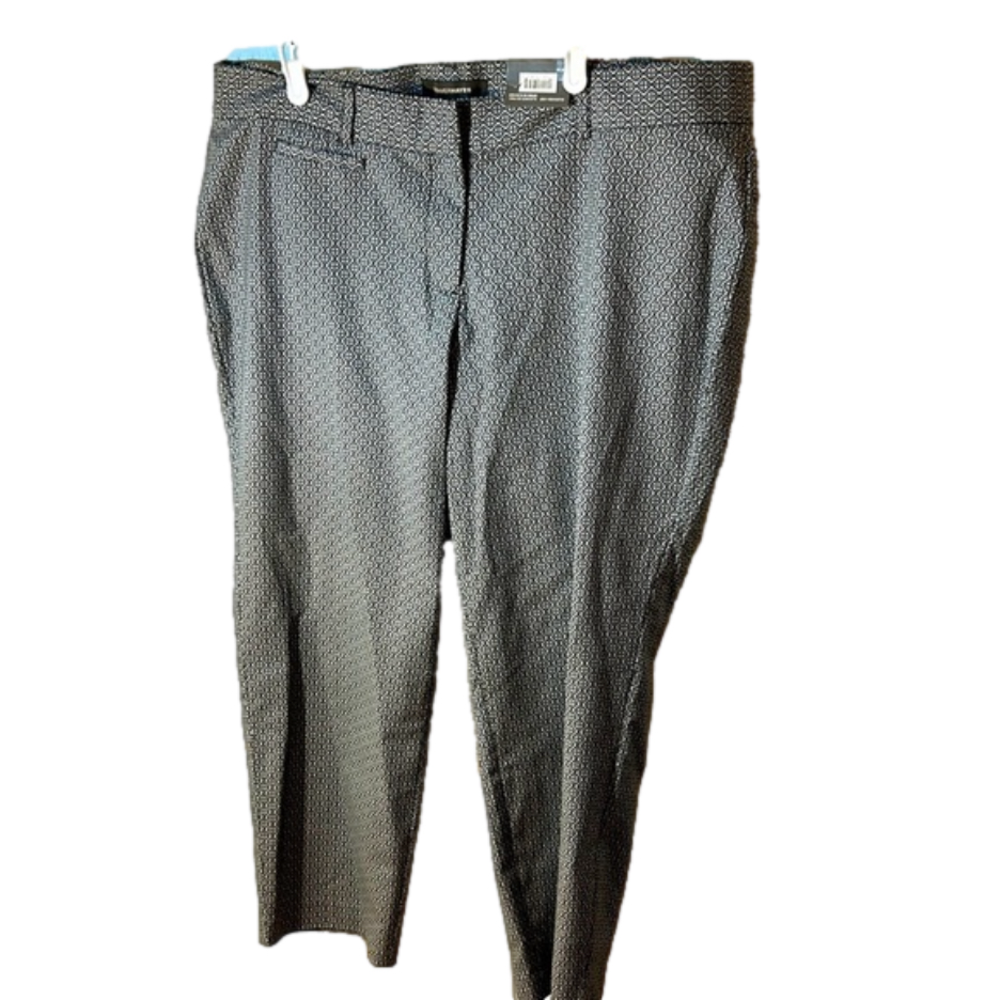 NWT size 18, Denver Hayes mid rise, black and white Geo print cropped pants
